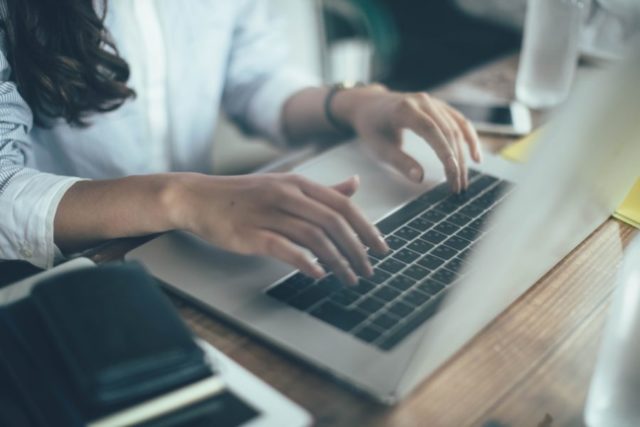 長時間のデスクワークで血行不良を引き起こすことが腰痛の原因