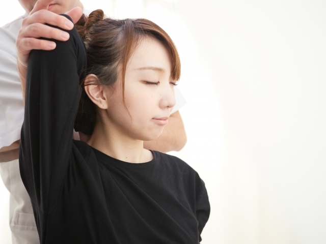 巻き肩の施術方法